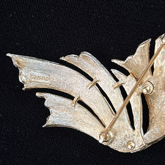 Trifari signed vintage gold tone brooch - Picture 2 of 4